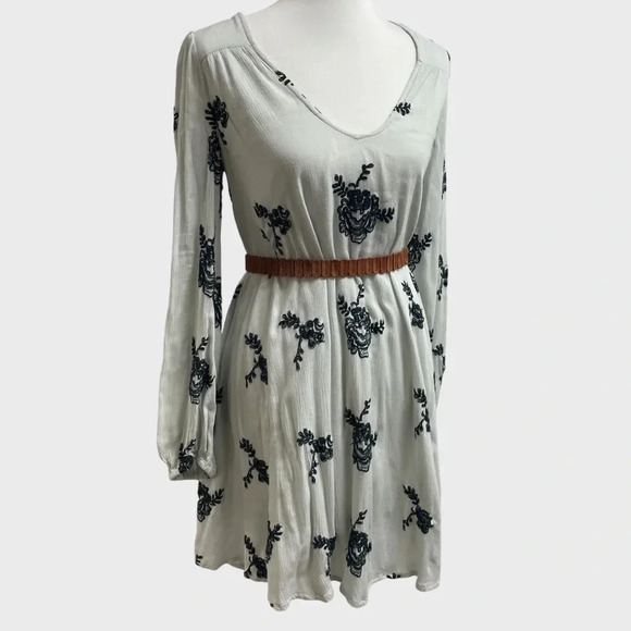 Free People Long Sleeve Austin Tunic Dress. Size
Medium. Grey green blue floral - Picture 8 of 14